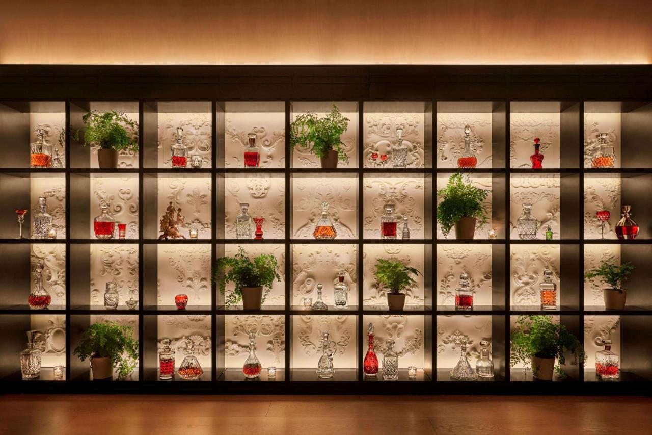 The Times Square Edition New York Exterior foto A display of the world's most famous spirits
