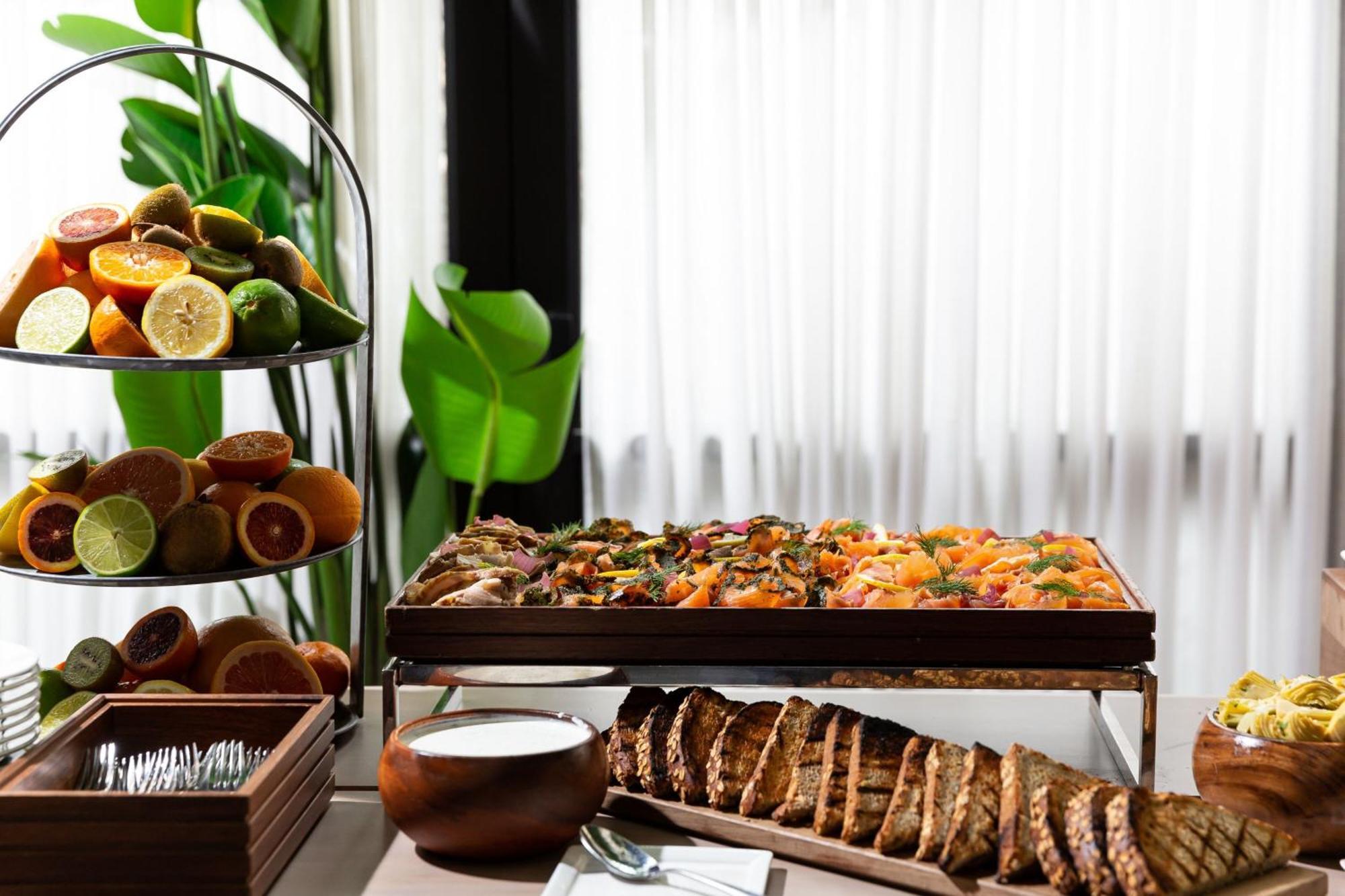 The Times Square Edition New York Exterior foto A buffet at a hotel